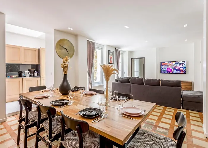 180 Suite Eden, Luxury APT at Sacré Coeur